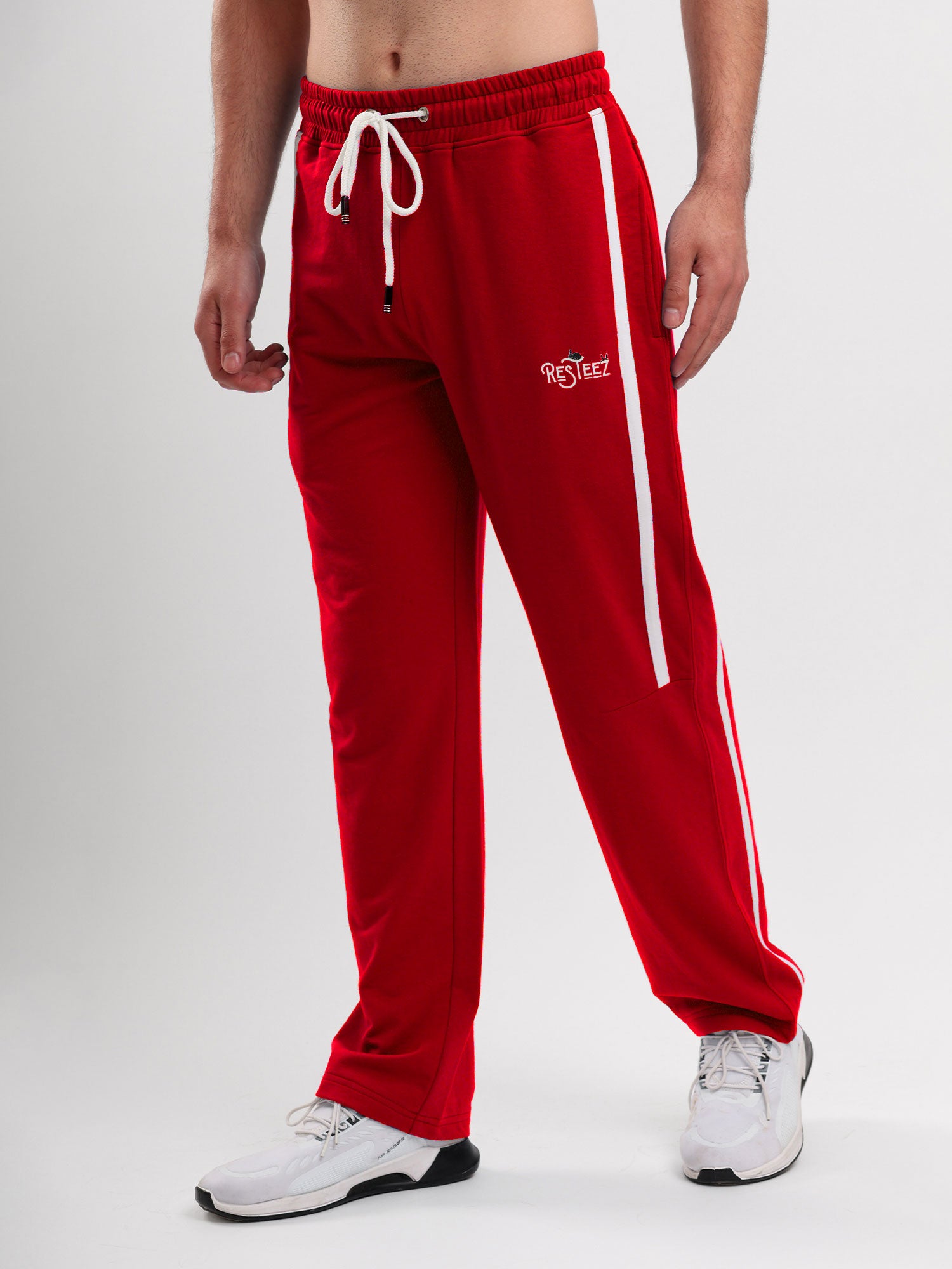 Men Regular Fit Sports Track Pant with Contrast Side Stripe and Drawstring Waist