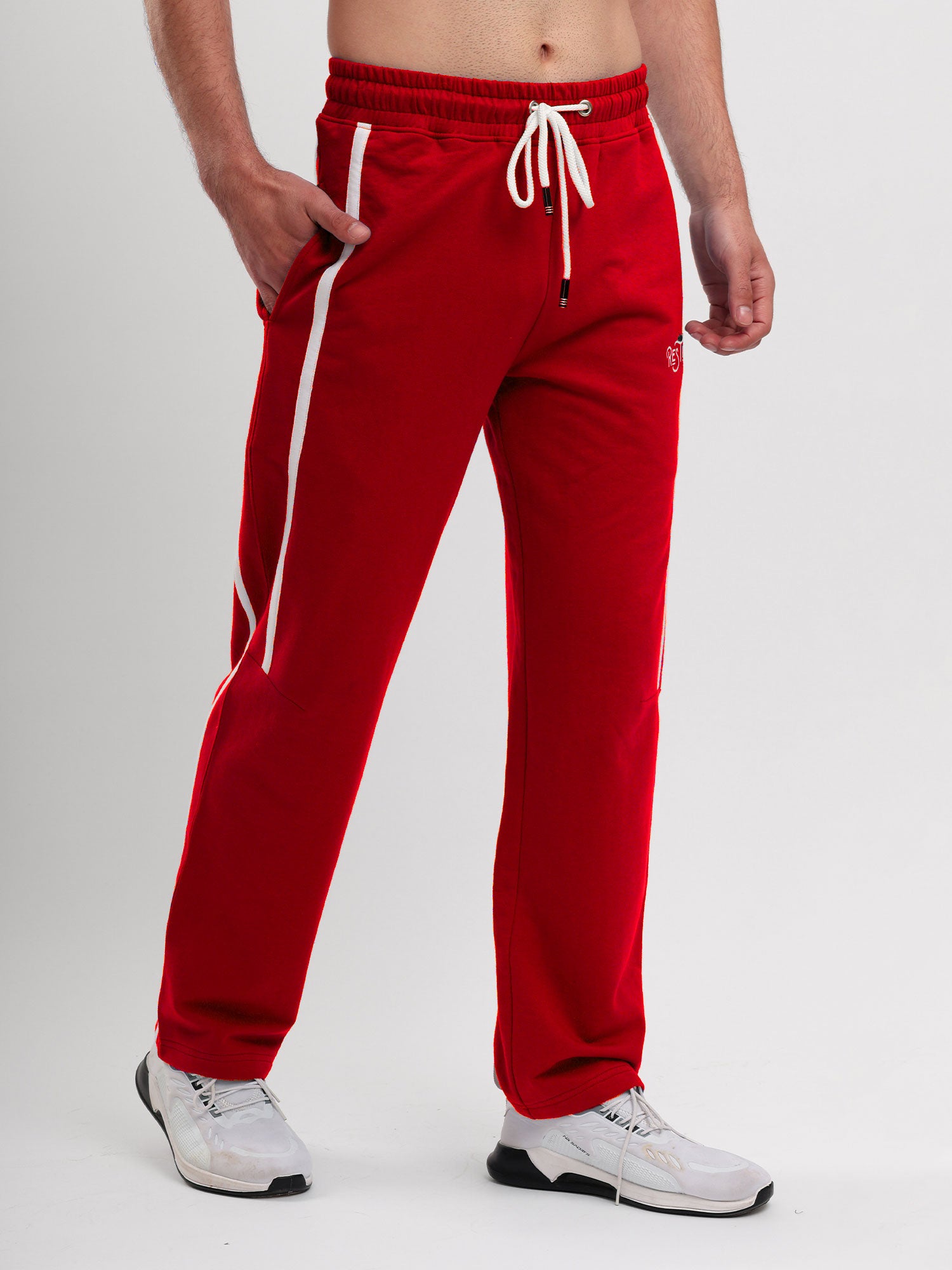 Men Regular Fit Sports Track Pant with Contrast Side Stripe and Drawstring Waist