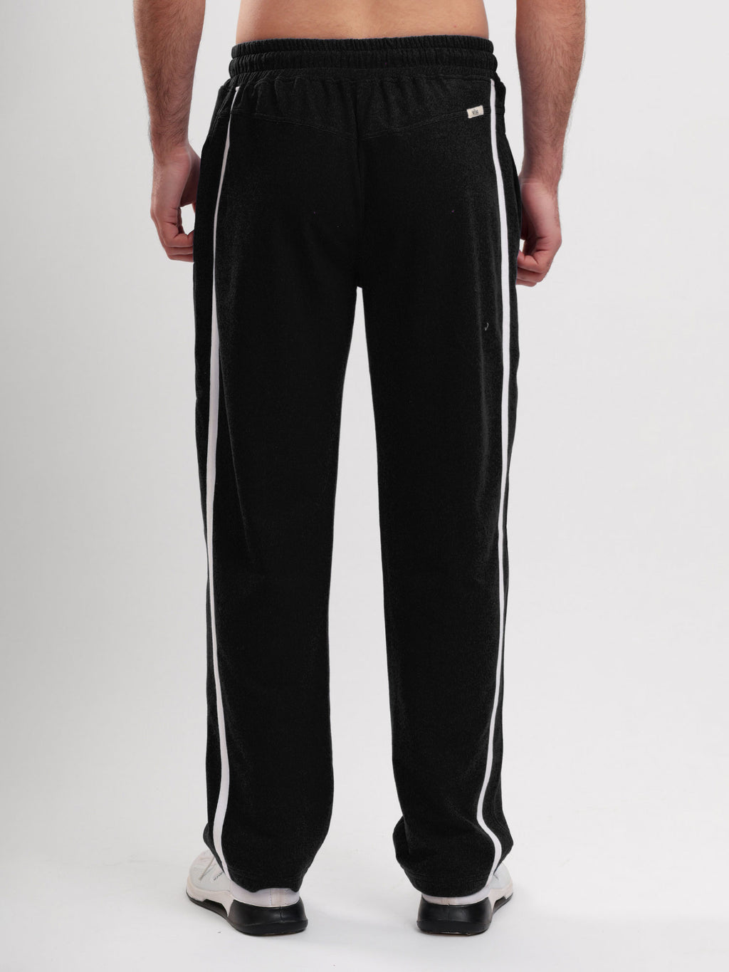 Men Regular Fit Sports Track Pant with Contrast Side Stripe and Drawstring Waist