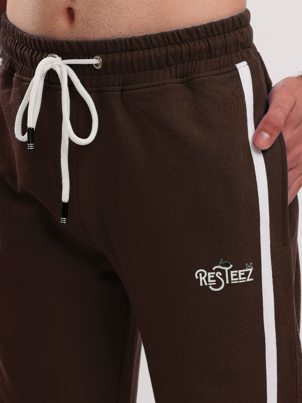 Men Regular Fit Sports Track Pant with Contrast Side Stripe and Drawstring Waist