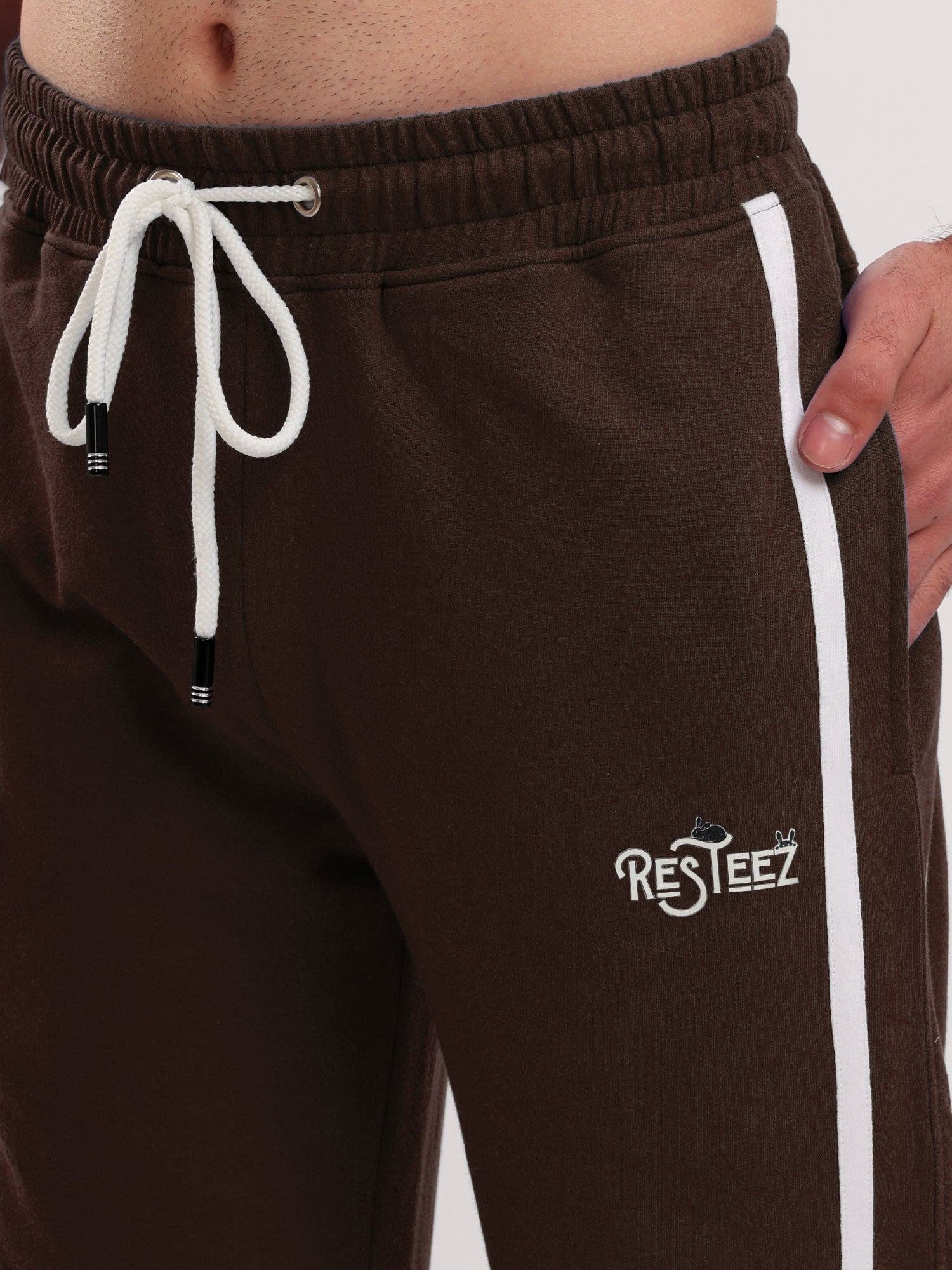 Men Regular Fit Sports Track Pant with Contrast Side Stripe and Drawstring Waist