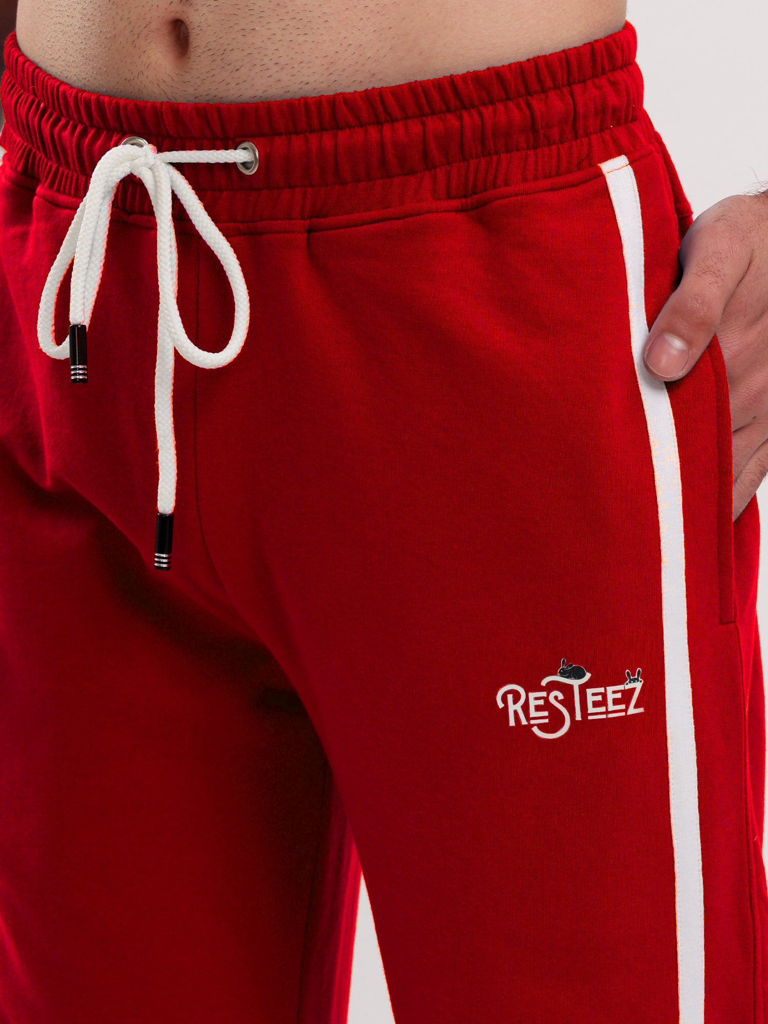 Men Regular Fit Sports Track Pant with Contrast Side Stripe and Drawstring Waist