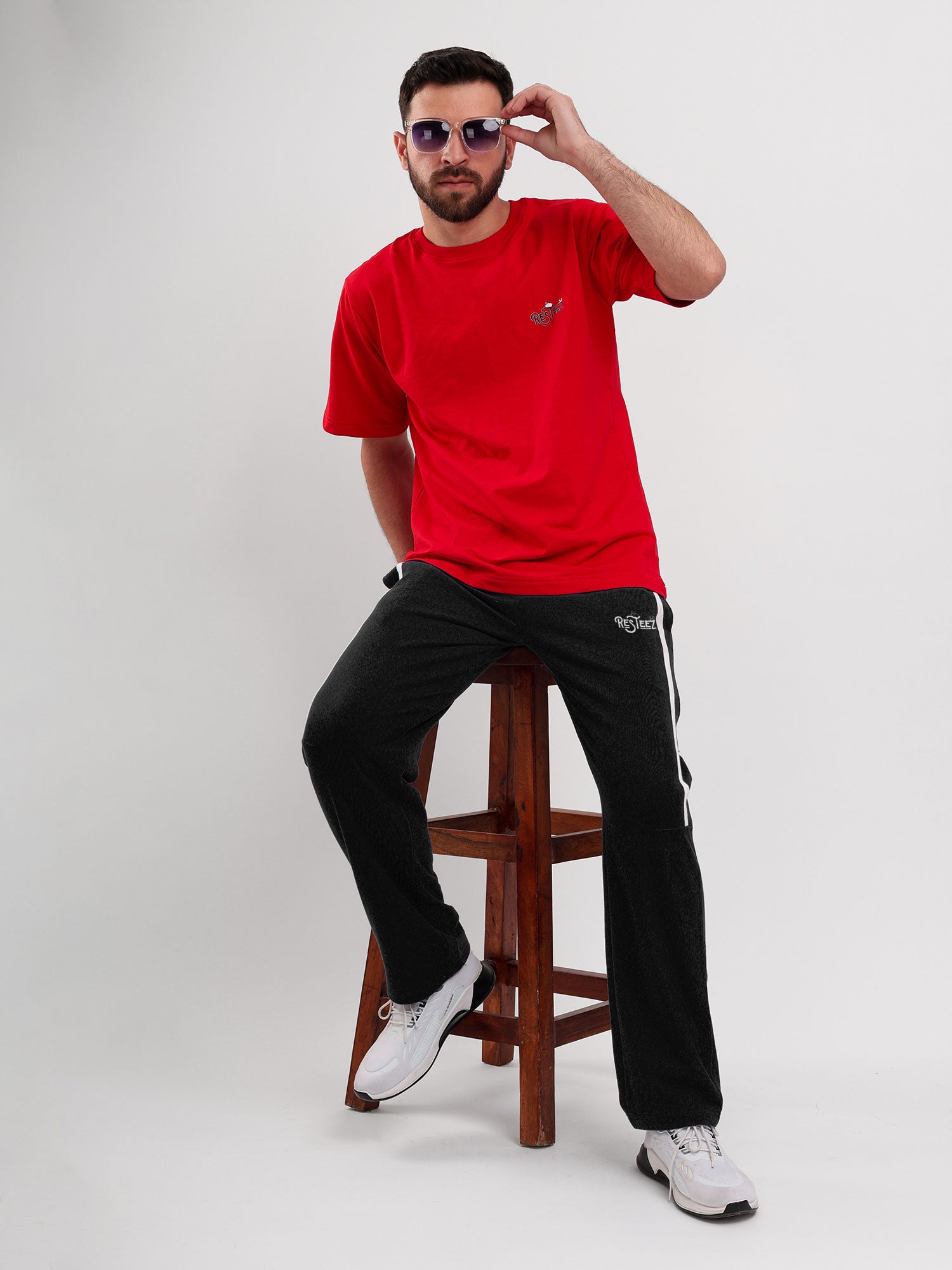 Men Regular Fit Sports Track Pant with Contrast Side Stripe and Drawstring Waist