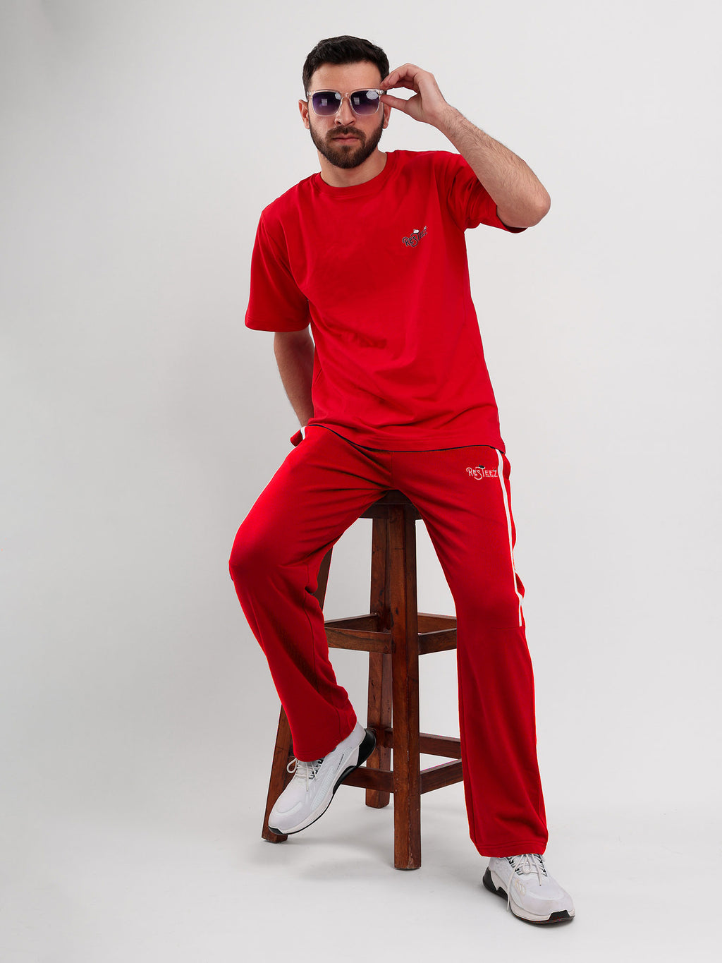 Men Regular Fit Sports Track Pant with Contrast Side Stripe and Drawstring Waist